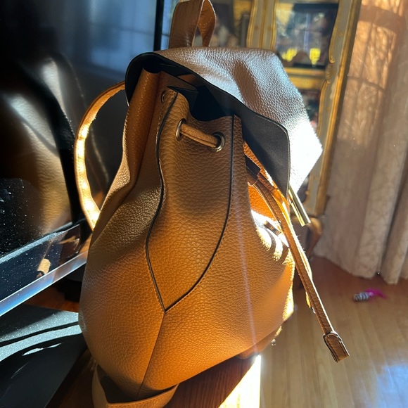 Mustard purse/ backpack - Picture 2 of 3